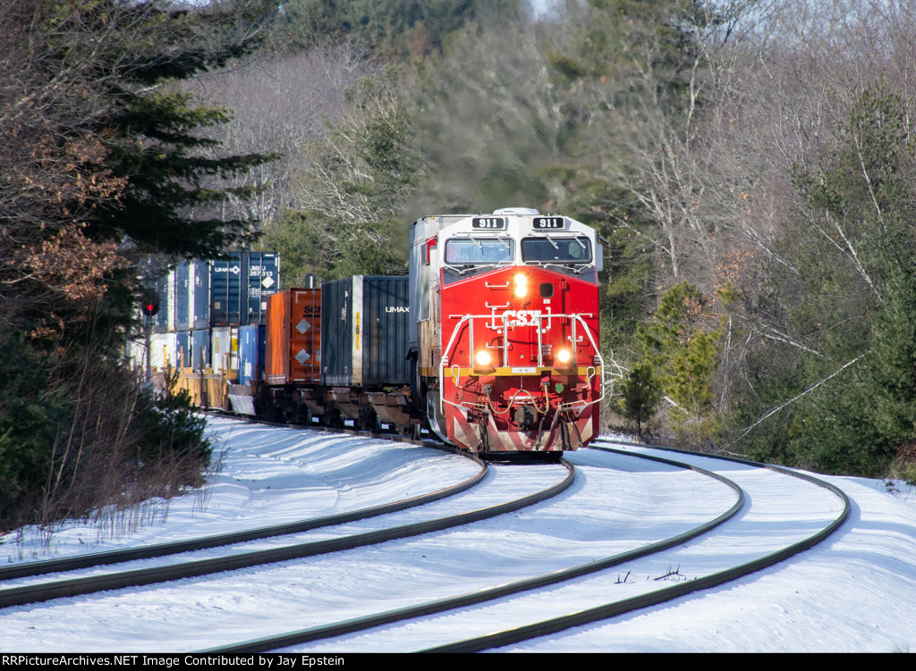 CSX 911 rounds the bend at CP-60 with I022 in tow